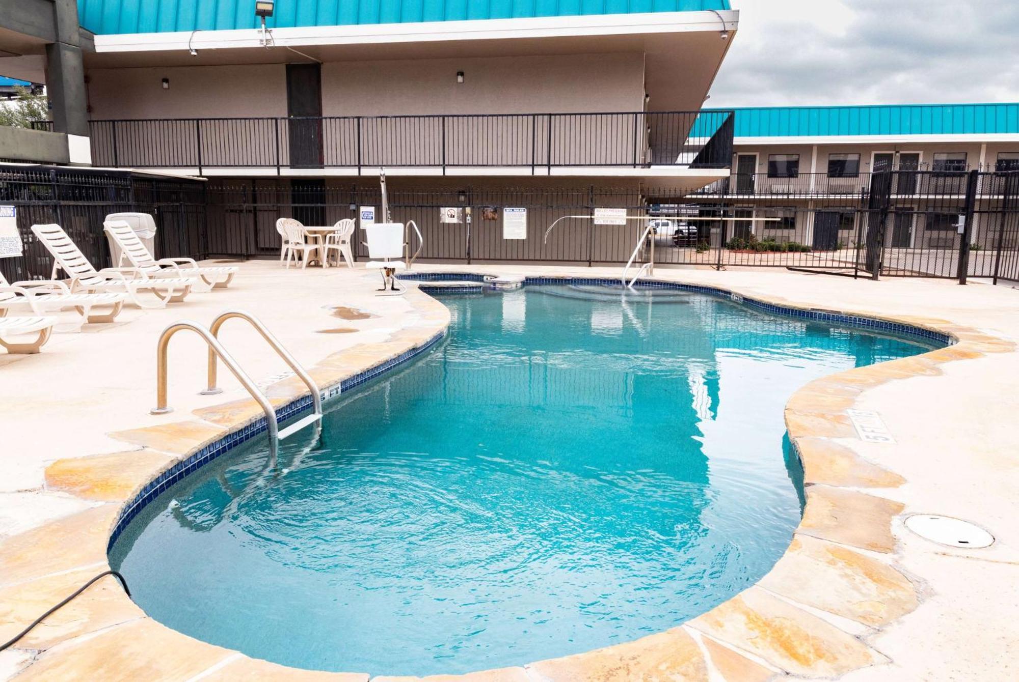 Days Inn By Wyndham N.W. Medical Center San Antonio Exterior photo